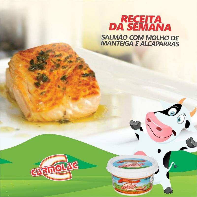 SALMÃO COM MOLHO DE MANTEIGA E ALCAPARRAS